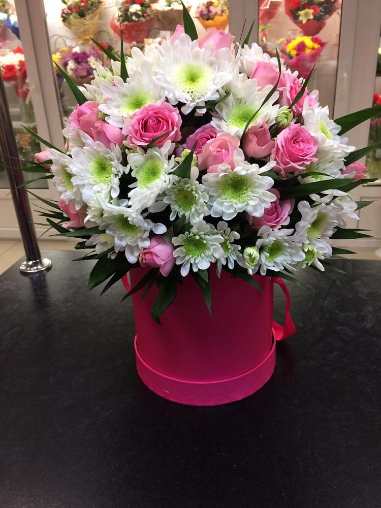 Цветочная композиция из Розы и Хризантемы в шляпной коробке в Оричах