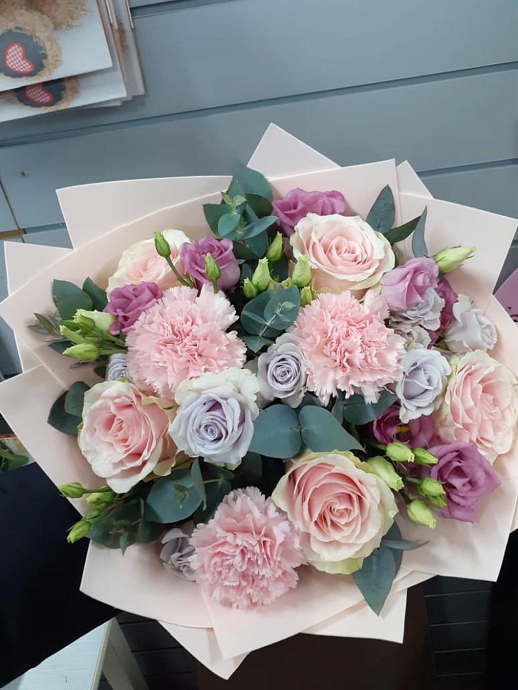 Букет цветов из: Розы, Гвоздики и Лизиантусы в Оричах